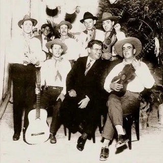 Turma Caipira nasceu em 1924 - Ferrinho ( Antônio da Silva ) Sebastiãozinho (Sebastião Ortiz de Camargo) Caçula (Rubens da Silva ) e  Arlindo  Santana. em pé : Mariano (Mariano da Silva ) Cornélio Pires e Raul Torres que estão sentados